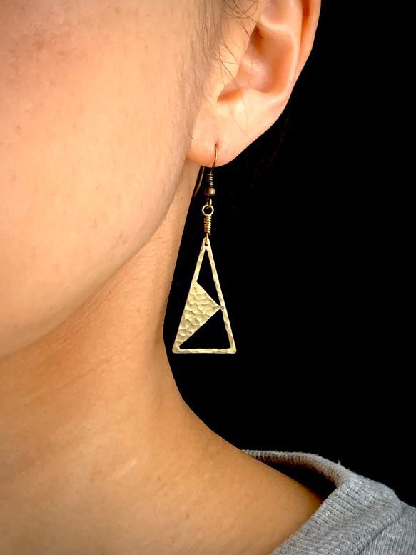 揺れる金色の三角 ― 真鍮ハンマードピアス ―」 14kgf 金属アレルギー