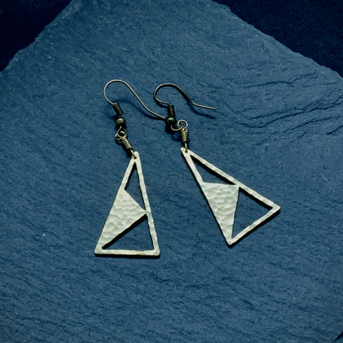 真鍮製 シンプルな槌目のピアス・イヤリング トライアングル 三角