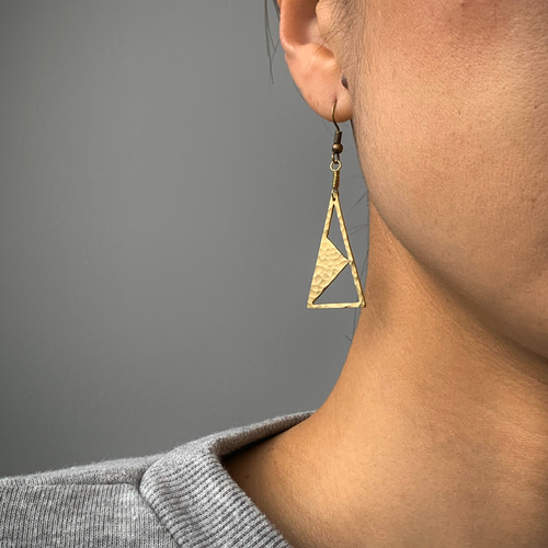 真鍮製 シンプルな槌目のピアス・イヤリング トライアングル 三角
