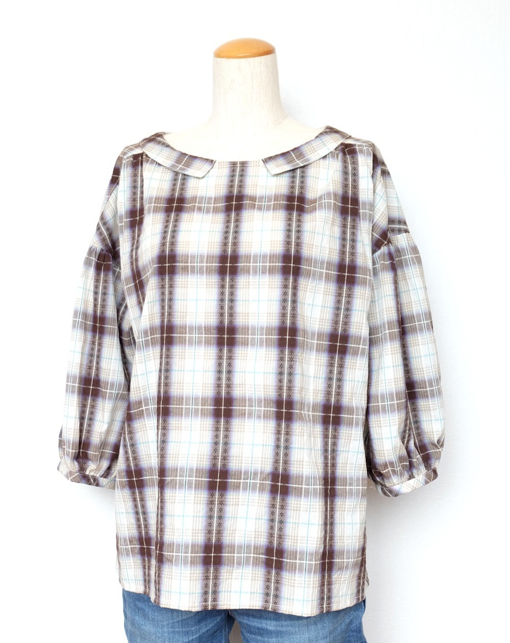 ドロップショルダーのプチえりブラウス