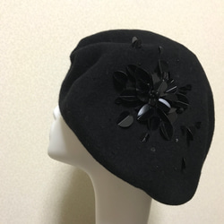 お花刺繍のウールベレー帽　Black x Black 1枚目の画像