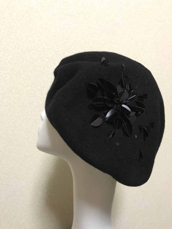 お花刺繍のウールベレー帽　Black x Black 1枚目の画像