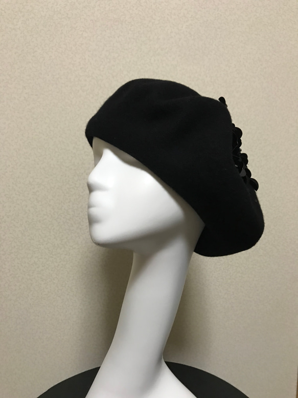 お花刺繍のウールベレー帽　Black x Black 4枚目の画像
