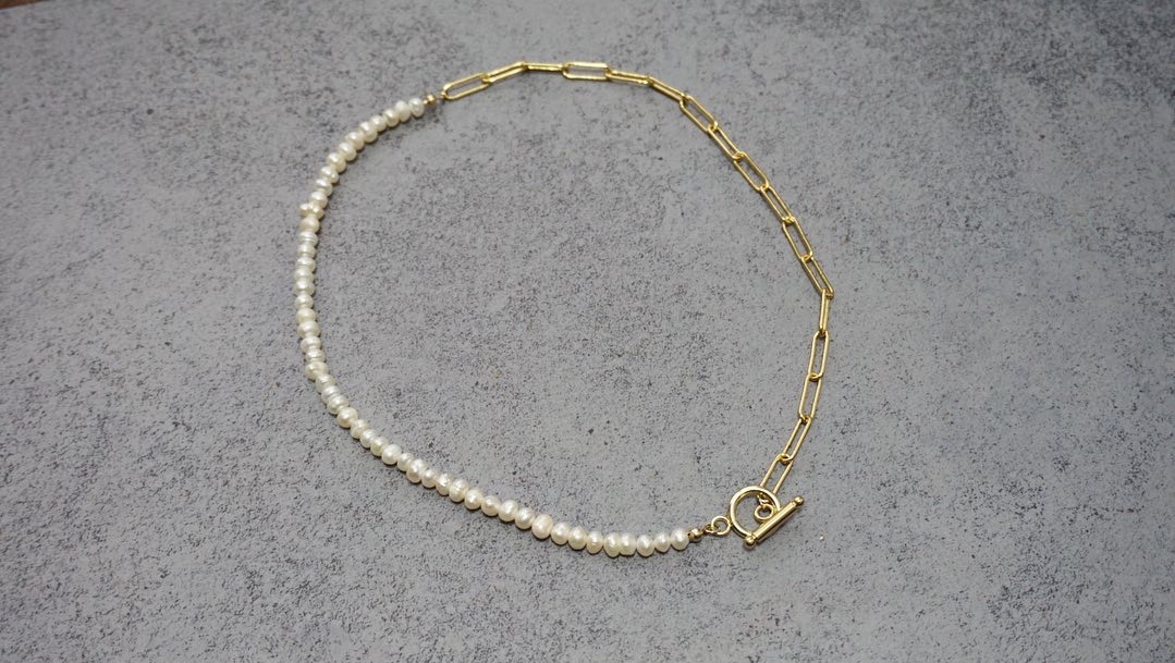 シンプルで上品な淡水パールマンテルチェーンネックレス