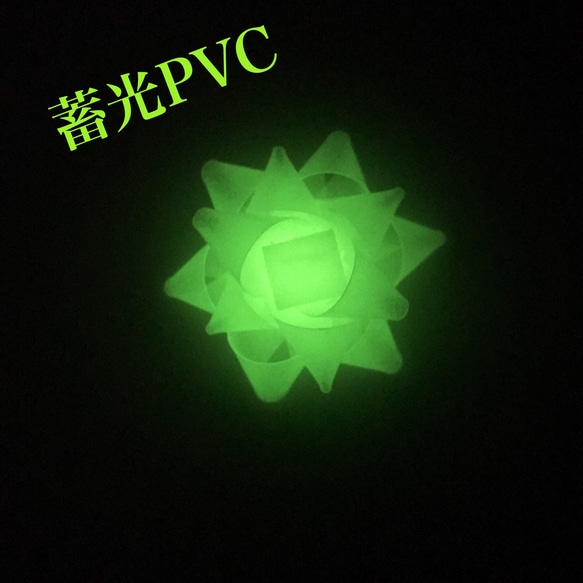 Creema限定・暗闇で光る蓄光PVCの【プレゼントのアレ】ブローチ 2枚目の画像