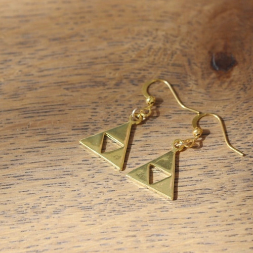 残り僅か！！】トライアングル ピアス ゴールド ピアス（フック