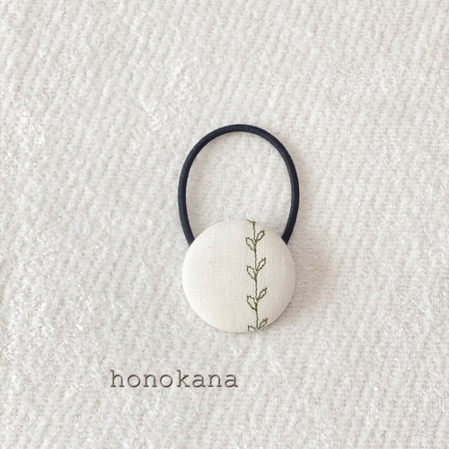 シンプルな葉っぱの刺繍 くるみボタンヘアゴム ヘアゴム honokana 通販 