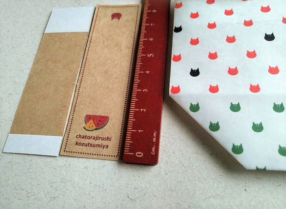 スイカ色のミニ紙袋３枚セット【赤色すいか】。封印シール付き。ドットのひとつひとつが猫の形です♪ 5枚目の画像