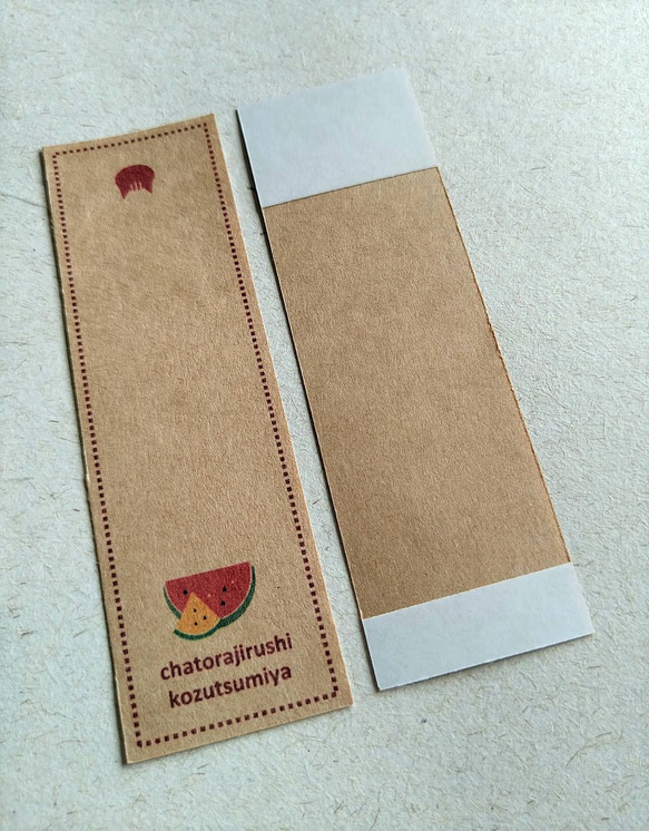 スイカ色のミニ紙袋３枚セット【赤色すいか】。封印シール付き。ドットのひとつひとつが猫の形です♪ 6枚目の画像