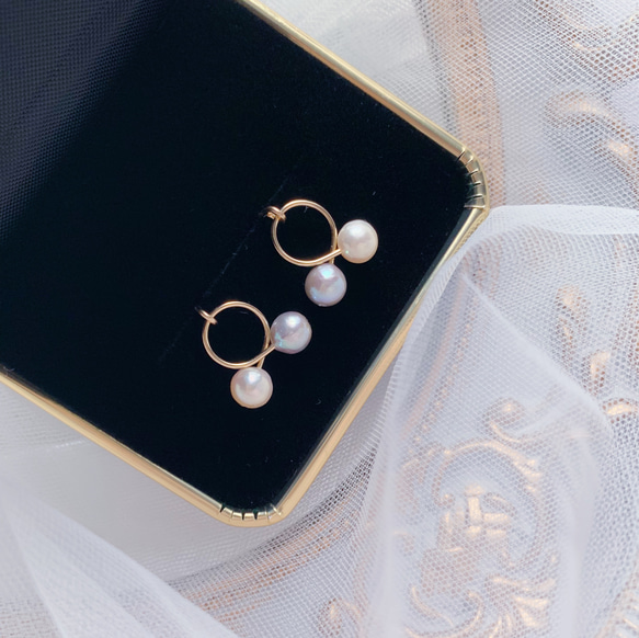 手作天然淡水珍珠灰色與香檳色撞色設計耳環 第1張的照片