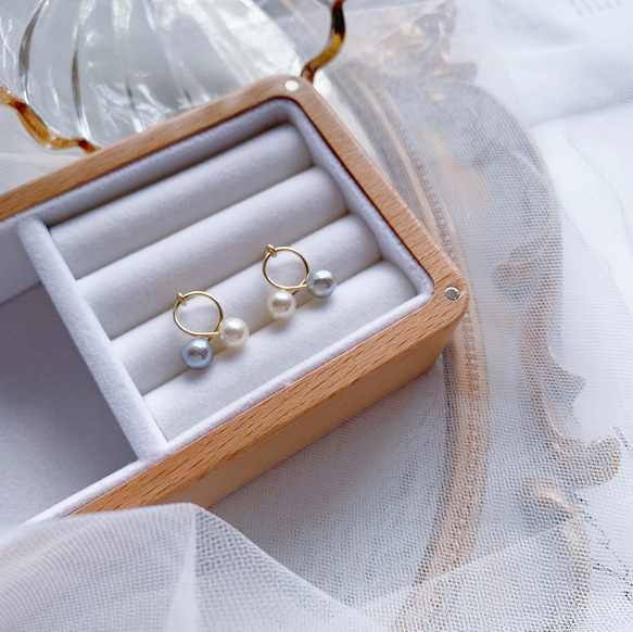 手作天然淡水珍珠灰色與香檳色撞色設計耳環 第3張的照片