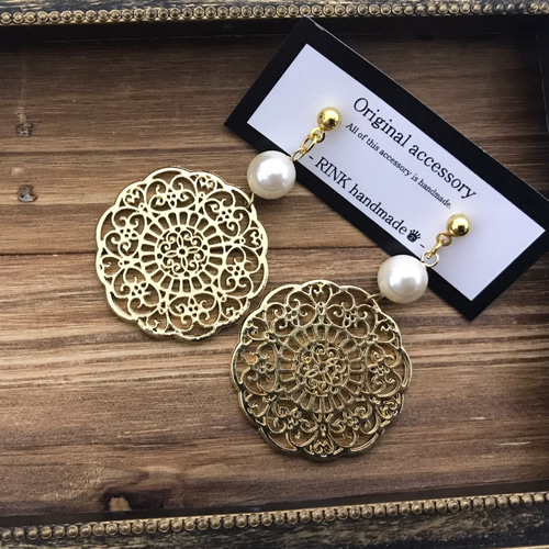 透かしラウンドと艶ホワイトパールのシンプルお上品☆*°ピアス  