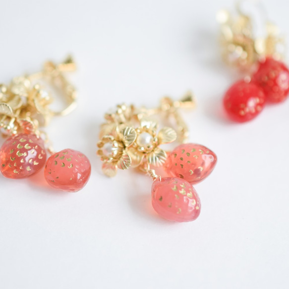 《Strawberry Garden》いちごモチーフのピアス/イヤリング 【現在レッドのみ在庫あり】 1枚目の画像