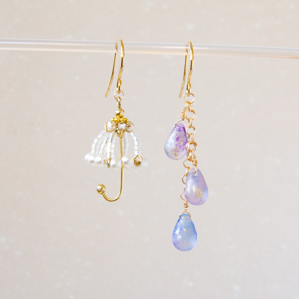 六月の雨》傘と雨モチーフのピアス/イヤリング ピアス（フック