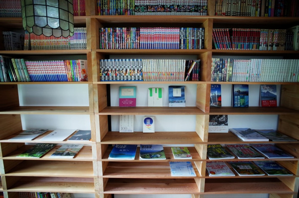 積み板の棚 /STACKED TIMBER SHELF 2枚目の画像