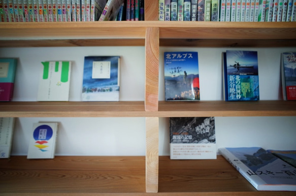 積み板の棚 /STACKED TIMBER SHELF 3枚目の画像