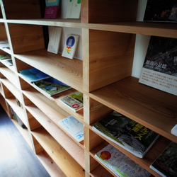 積み板の棚 /STACKED TIMBER SHELF 4枚目の画像