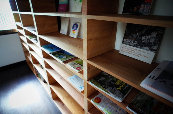 積み板の棚 /STACKED TIMBER SHELF 4枚目の画像