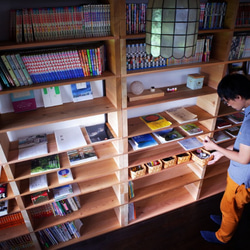 積み板の棚 /STACKED TIMBER SHELF 5枚目の画像