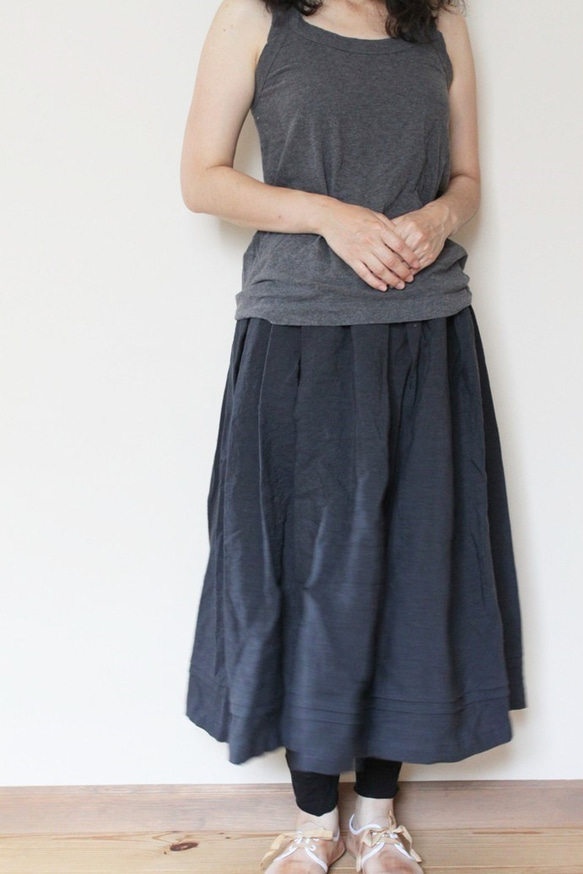 手染めリネンのタックロングスカート（ネイビー） 2枚目の画像