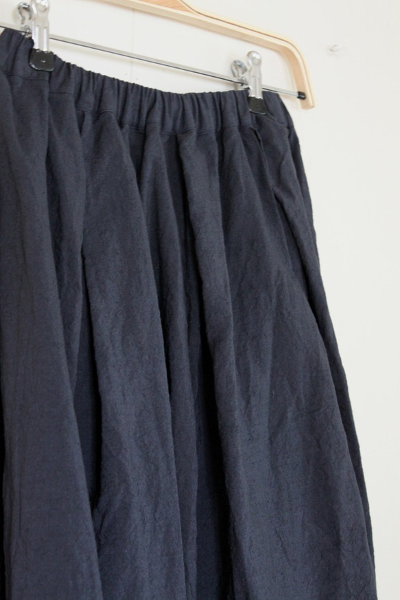 手染めリネンのタックロングスカート（ネイビー） 5枚目の画像