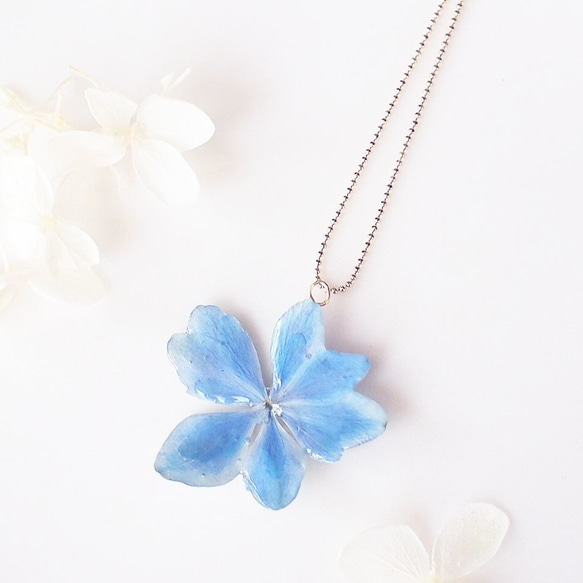 Blue. 本物のお花 八重咲き紫陽花「万華鏡」の押し花ネックレス