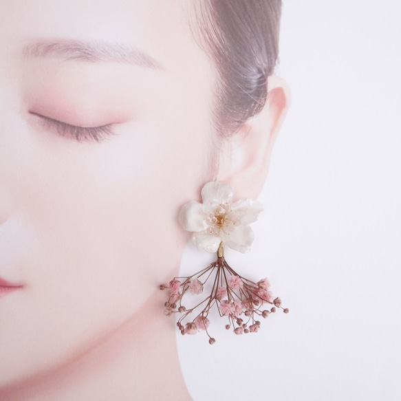 Everpink Sakura. 本物のお花　桜とかすみ草のピンクブーケ　スタッド揺れピアス　ソメイヨシノ　花束 7枚目の画像