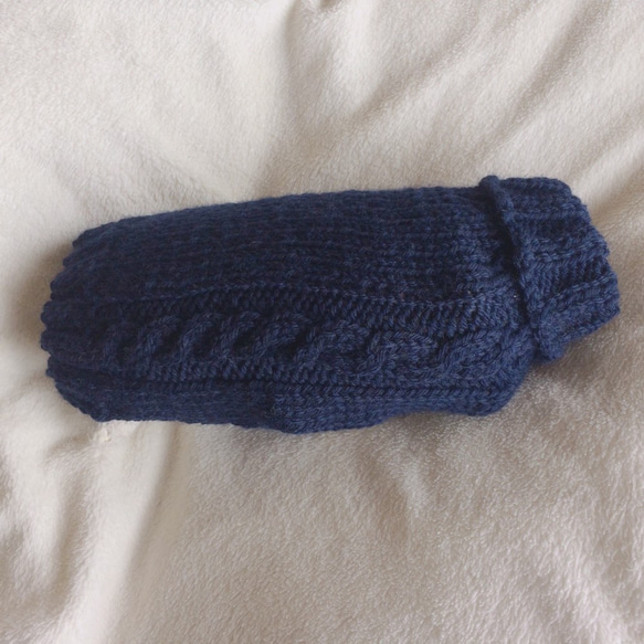 紺色の手編みセーター　小型犬用 上品でシンプルなデザイン 1枚目の画像