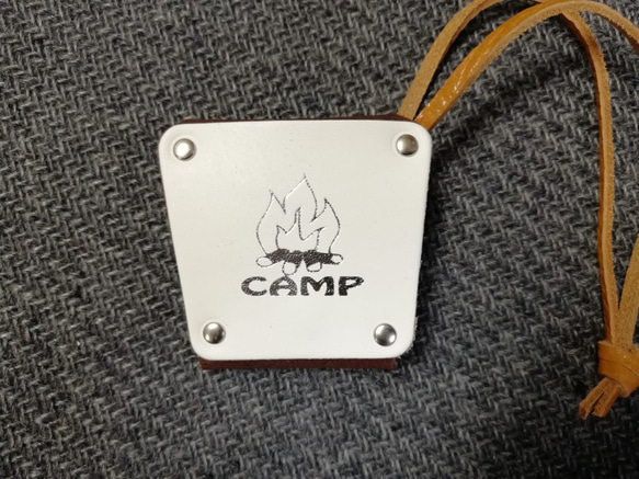 キャンプ  ‼️  本革焚き火デザインのバッグチャーム。小物入れになります。 2枚目の画像