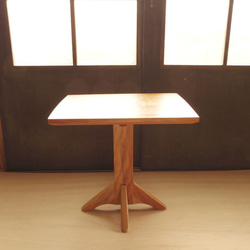 巨大な目をした小テーブル／楠・水目　ka_1813 2枚目の画像