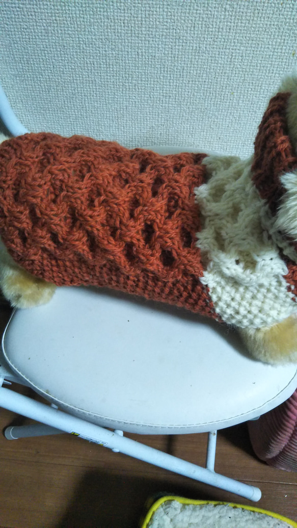 【犬用セーター】Ｍサイズレンガ色のハニカム編みのセーター出来ました❢ 3枚目の画像