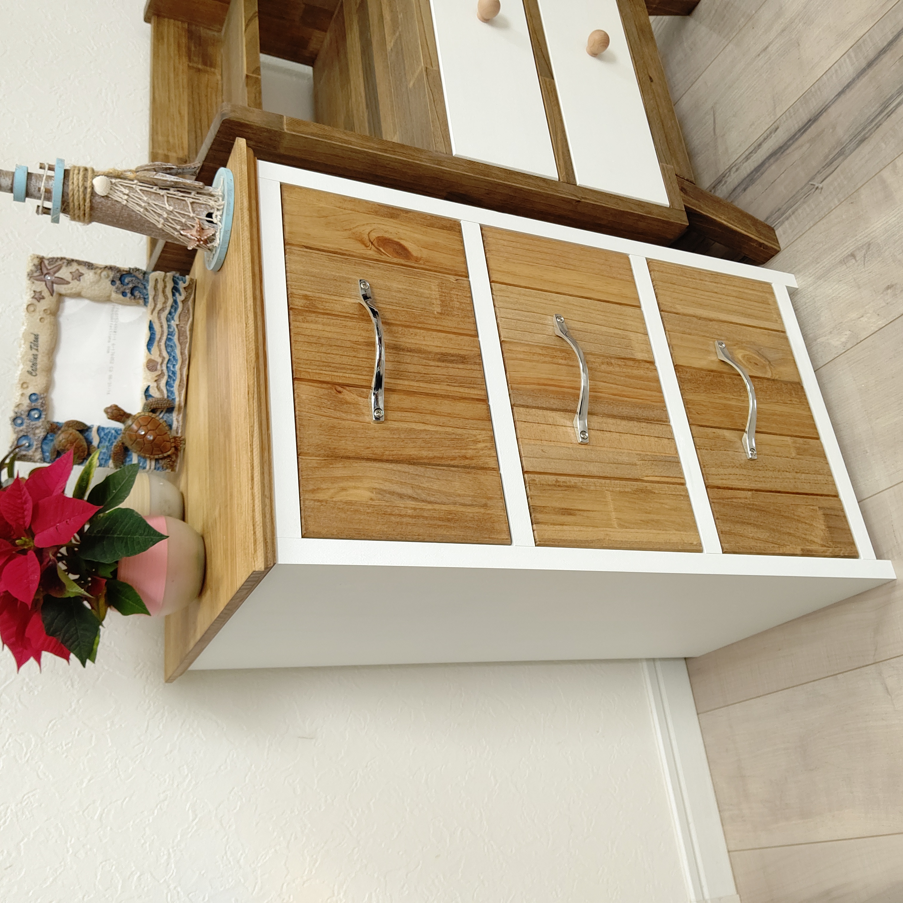 引き出しの板がおしゃれなカリフォルニア風3段チェスト