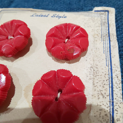 アメリカ アンティークプラスチックボタン （赤の花型） 3枚目の画像