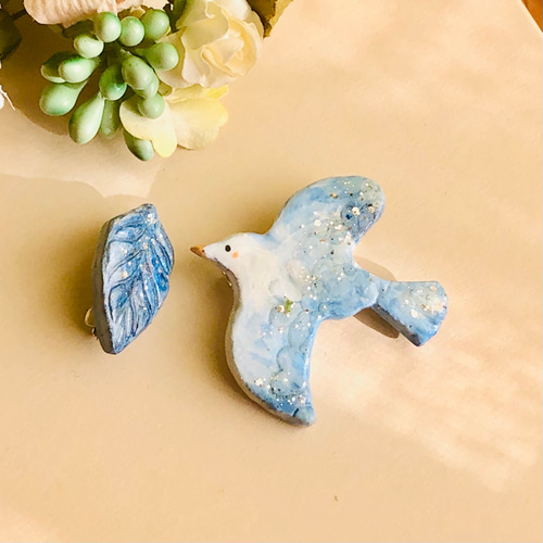 水色の葉っぱと鳥さんのブローチ ブローチ Atelier mieux 通販｜Creema 