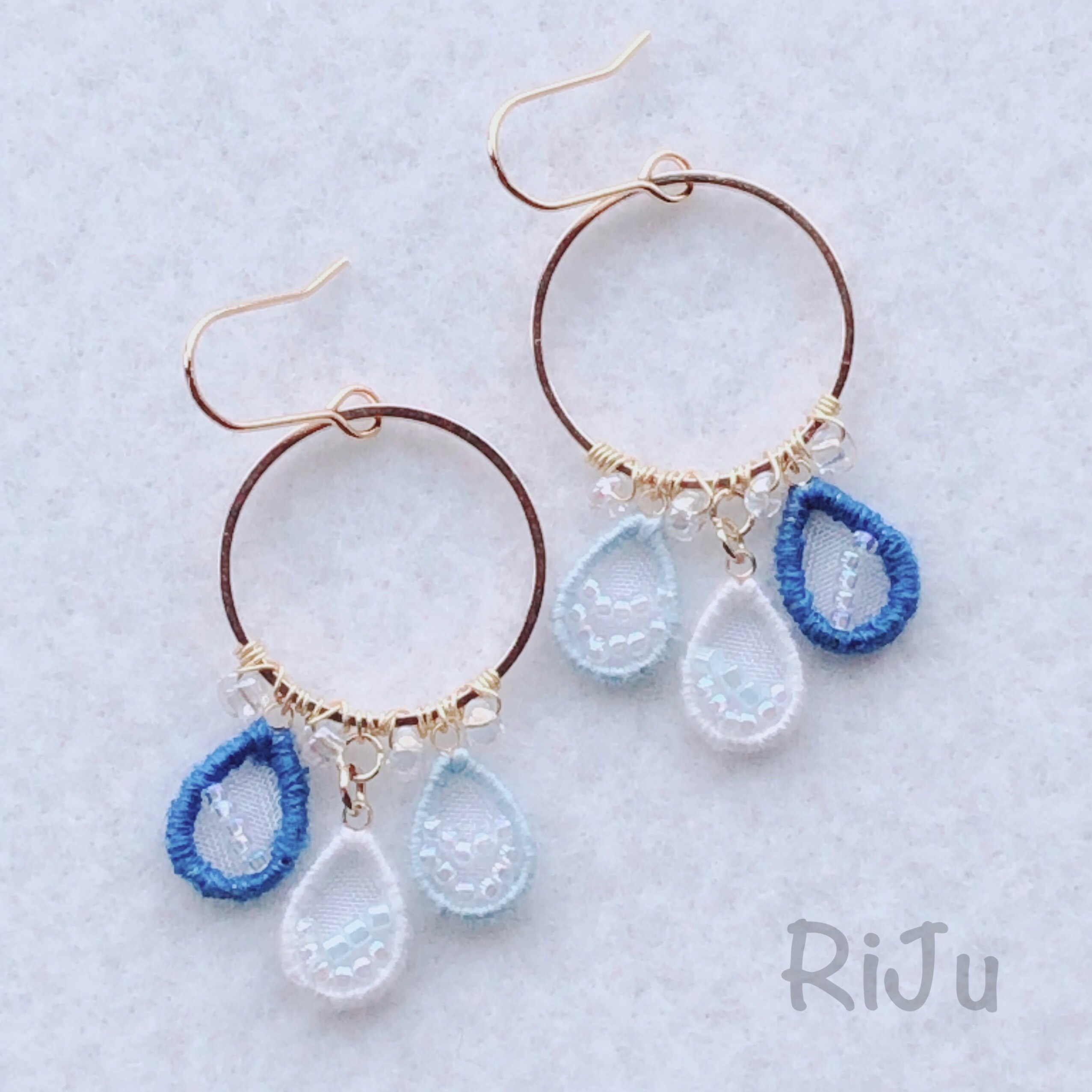 白とブルーのしずく オーガンジー刺繍ピアス/イヤリング ピアス