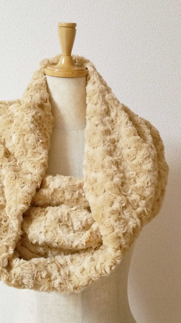 ベージュ シープスキン スヌード スヌード（くるくる渦巻きフェイクファー／ベージュ） スヌード Azy