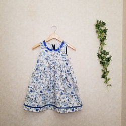 【一点物】ブルーフラワー女の子ワンピース　　ブルーサテン　花　初夏　お出かけ


　 2枚目の画像