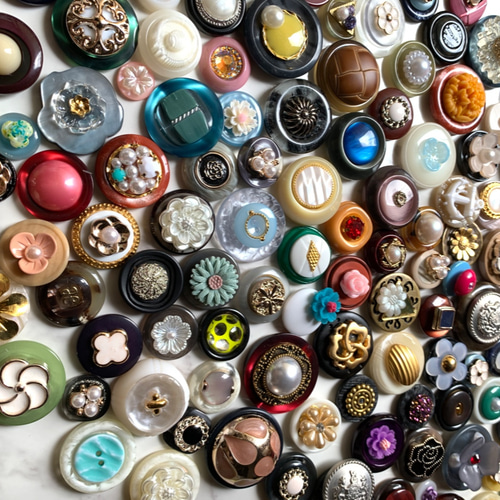 うらら様orderページ‼︎ ボタンカボションイヤリング♥️ ボタンカボション デザイン色々 バラ入り30個！ ピアス・イヤリング