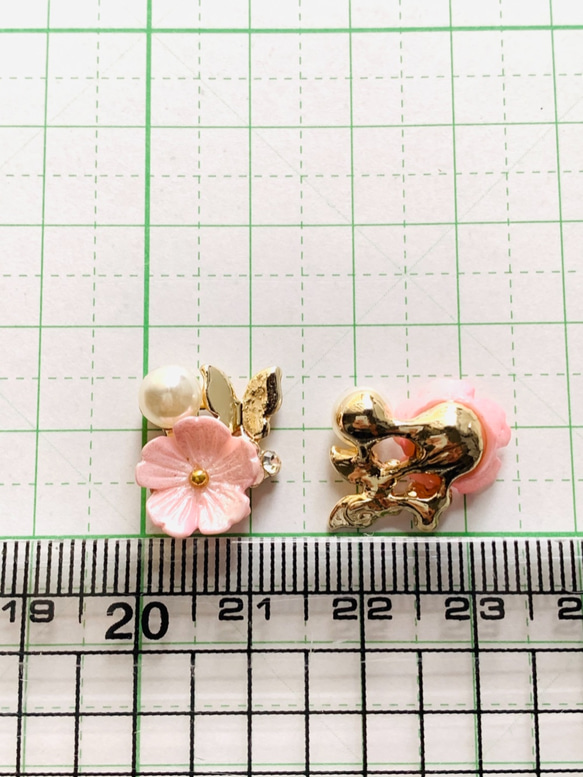 No.645 ビジュー付　蝶とお花のメタルモチーフ　ゴールド　2個セット　ピンク 5枚目の画像