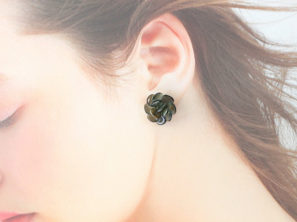 flower earrings (mysterious-blue) 3枚目の画像