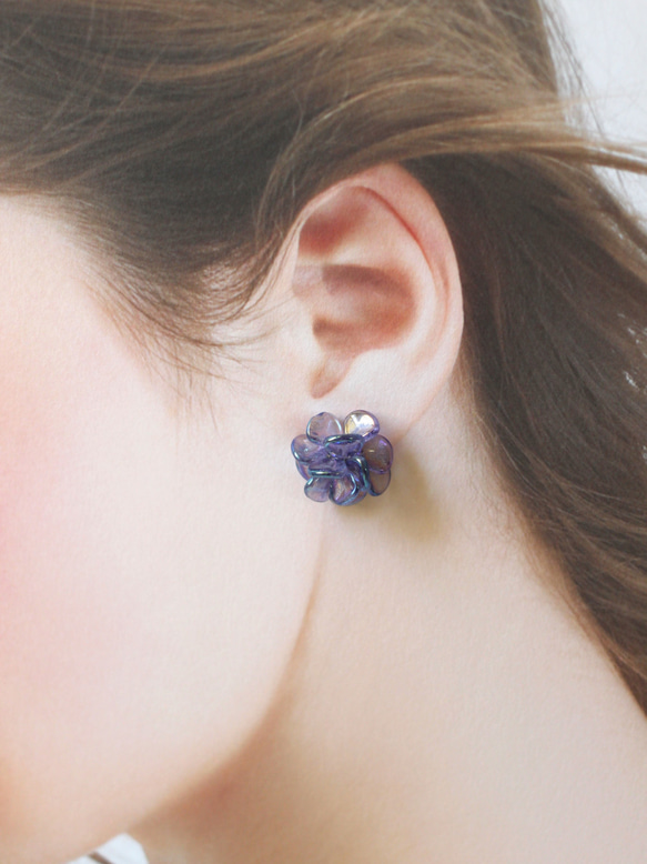 flower earrings (violet) 3枚目の画像