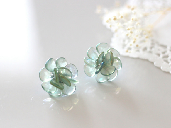 flower earrings (mint-green) 1枚目の画像