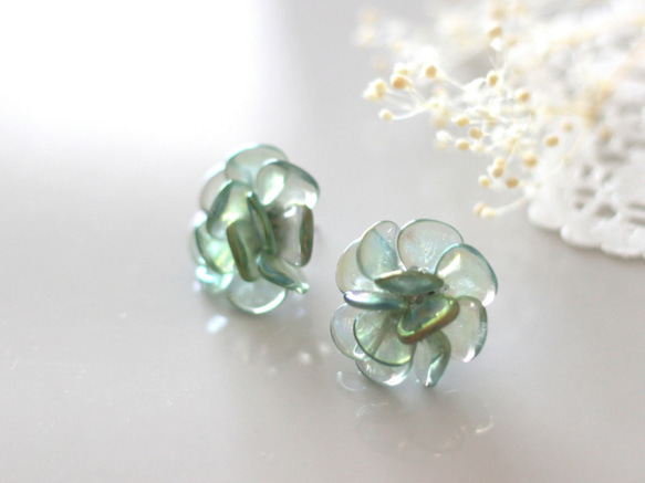 flower earrings (mint-green) 2枚目の画像