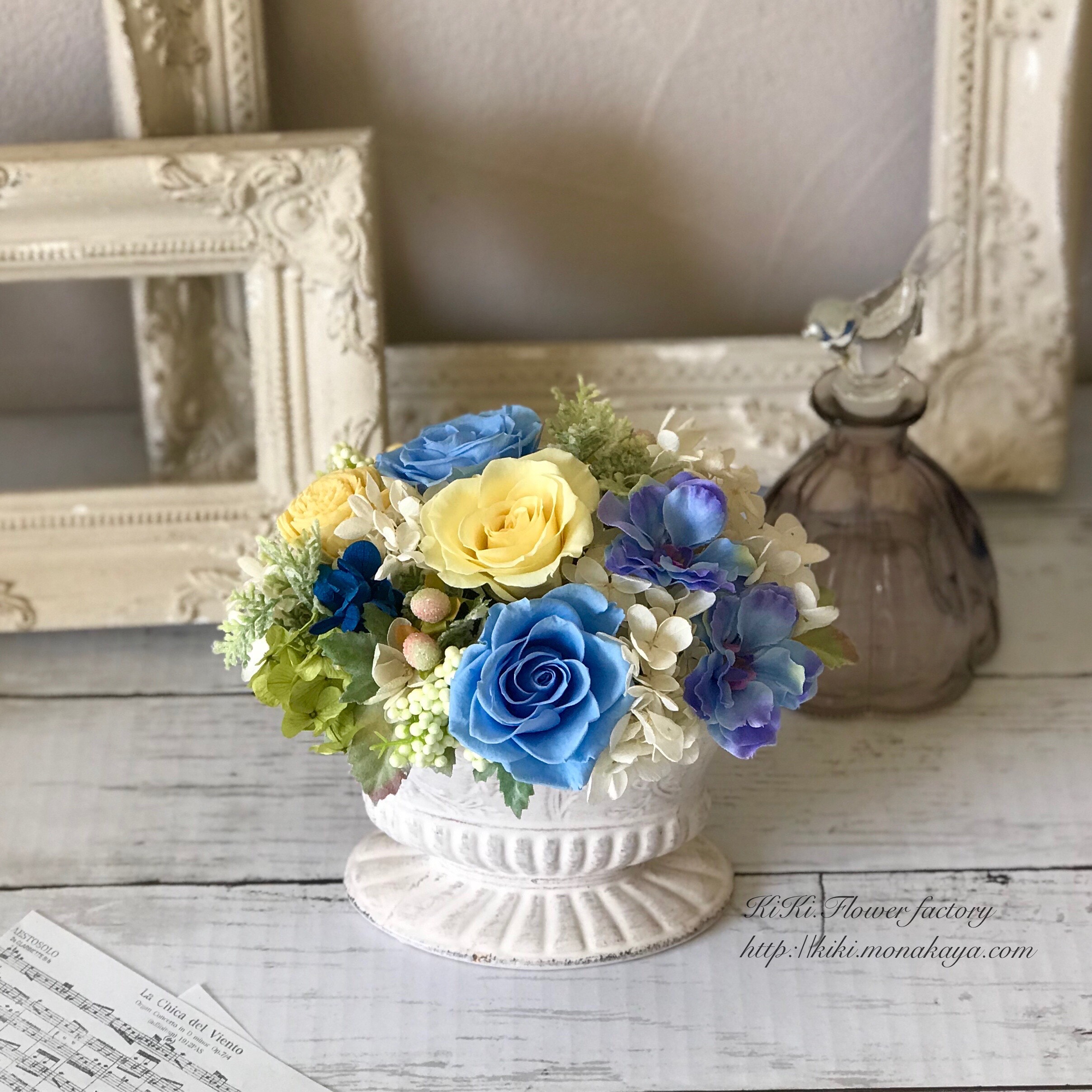 爽やかブルーイエローのプリザーブドフラワーアレンジメント