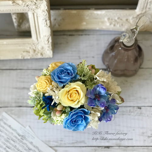 爽やかブルーイエローのプリザーブドフラワーアレンジメント