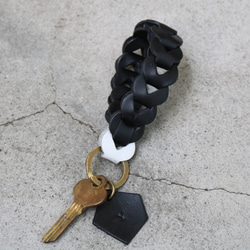 聯名皮革鑰匙圈 雪白&amp;黑色單調&lt;附贈首字母刻字&gt; 第1張的照片