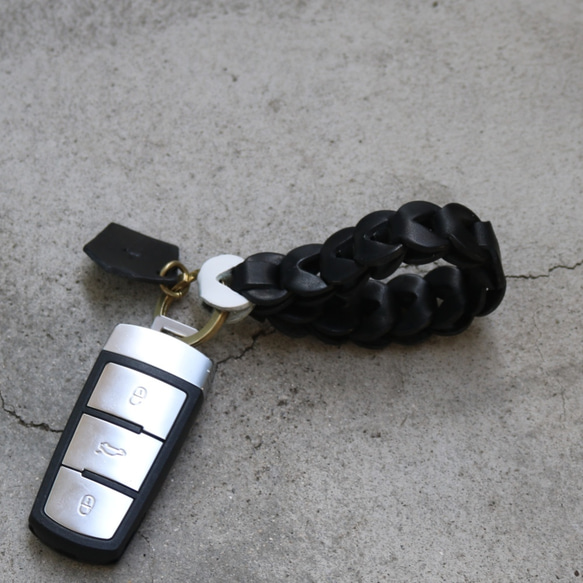 聯名皮革鑰匙圈 雪白&amp;黑色單調&lt;附贈首字母刻字&gt; 第3張的照片