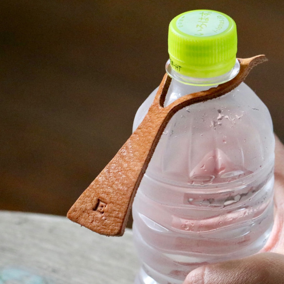 這是我的飲料。領帶式 PET 瓶標籤 <5 件（5 種顏色）出售，刻有首字母> 第3張的照片