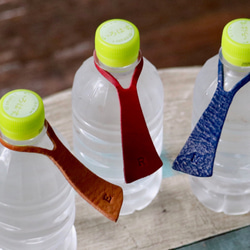 這是我的飲料。領帶式 PET 瓶標籤 <5 件（5 種顏色）出售，刻有首字母> 第5張的照片