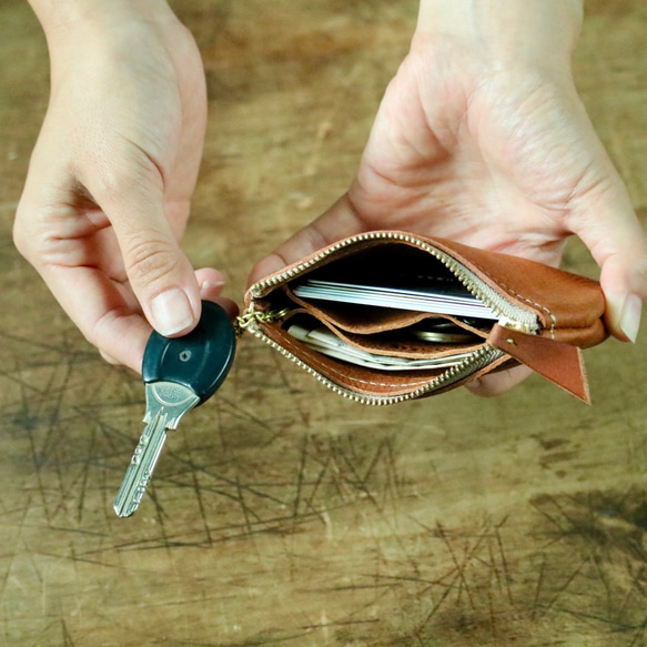 舒適但實用！適合手掌大小的皮革緊湊型皮夾（附鑰匙圈）[駝色] 第3張的照片